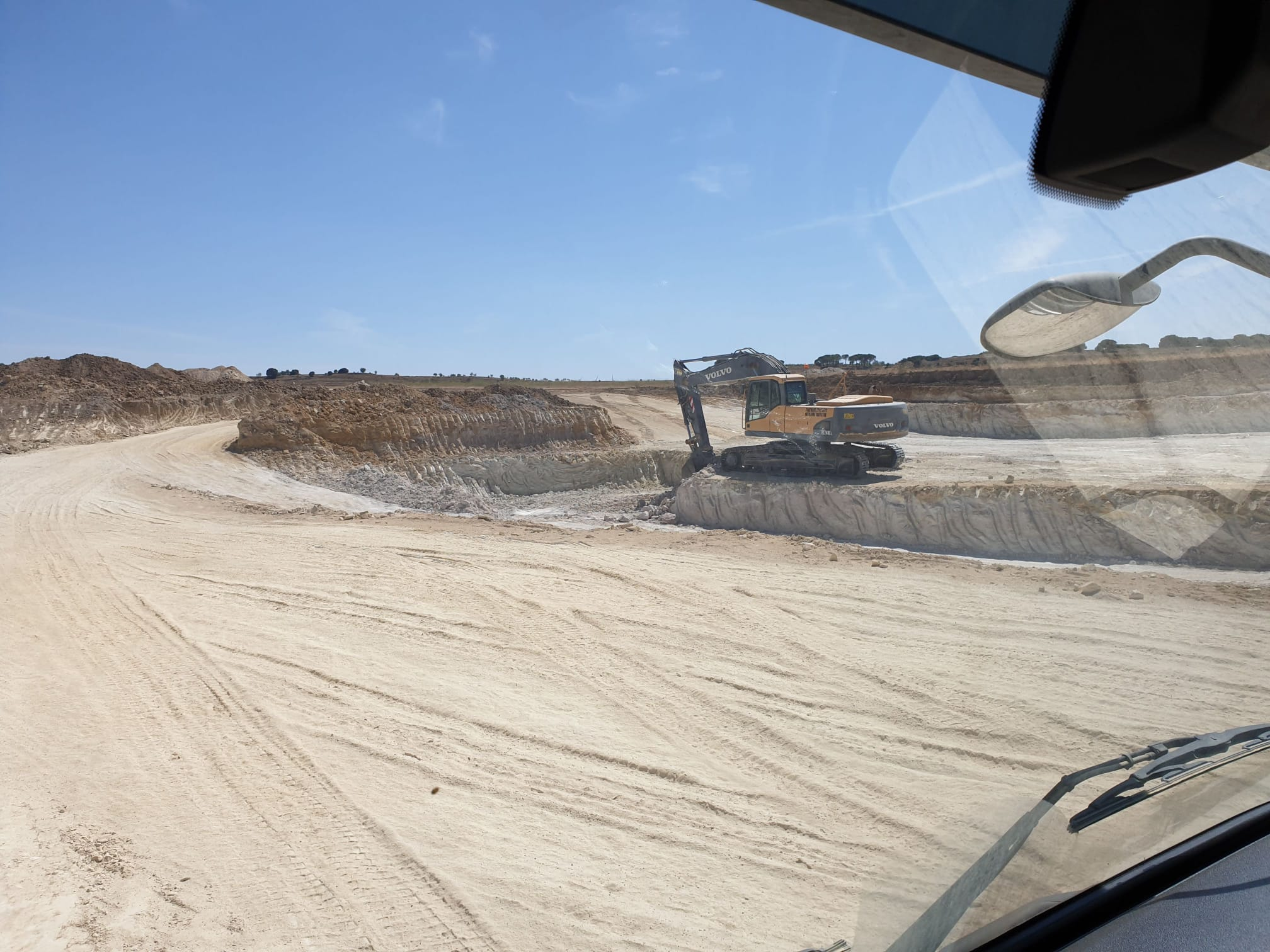 Terreno excavado con camión ORGACEM